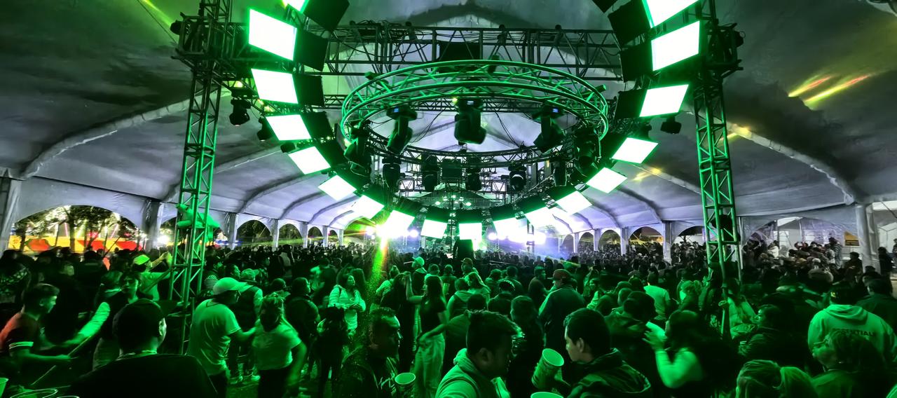 MILES LLENAN EL TEATRO DEL PUEBLO DE APIZACO CON SONIDO FANIA Y SONIDO CÓNDOR