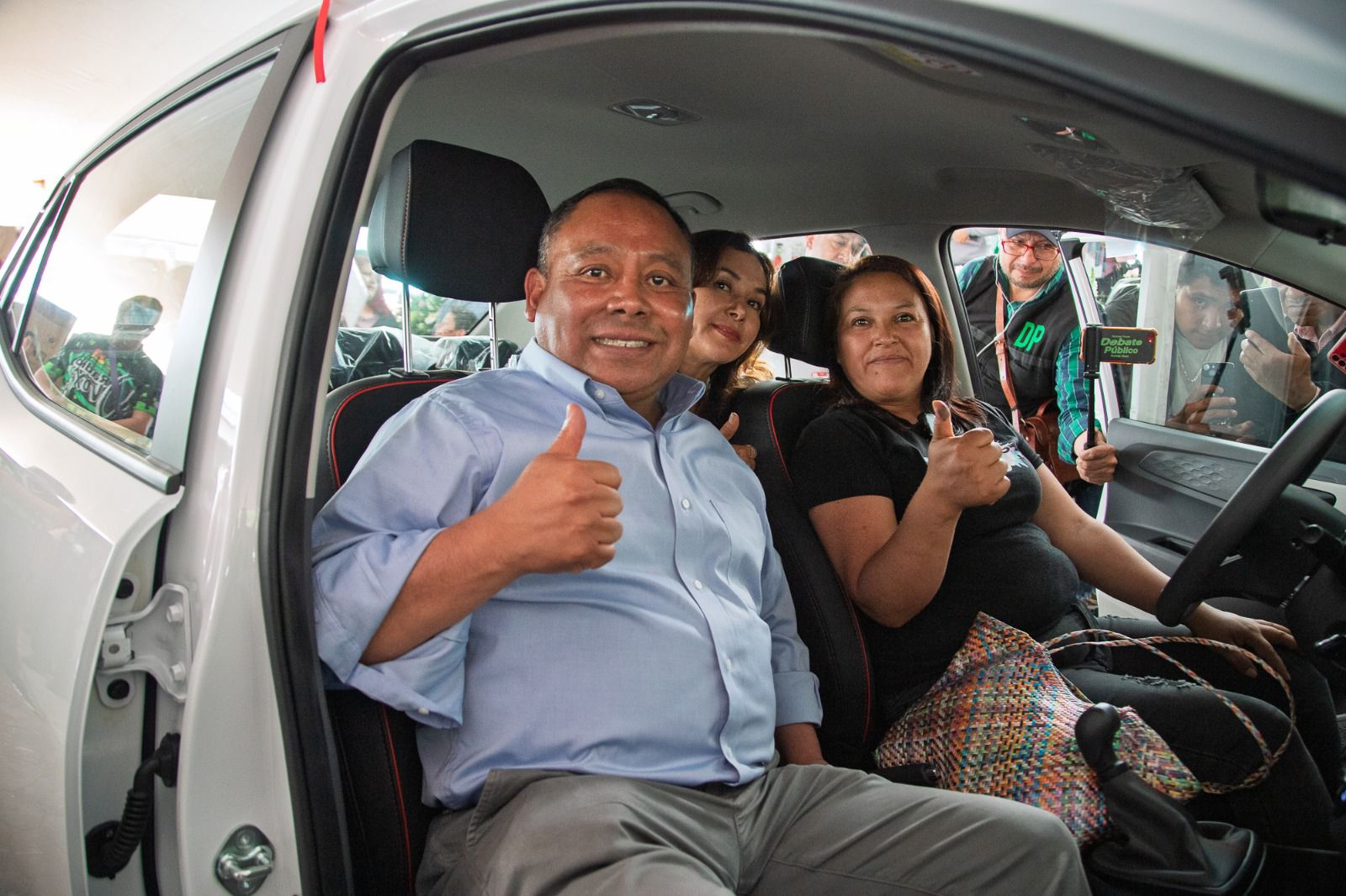 JAVIER RIVERA LLEVA FELICIDAD A LAS MAMÁS APIZAQUENSES CON UN AUTO NUEVO Y MUCHOS PREMIOS MÁS